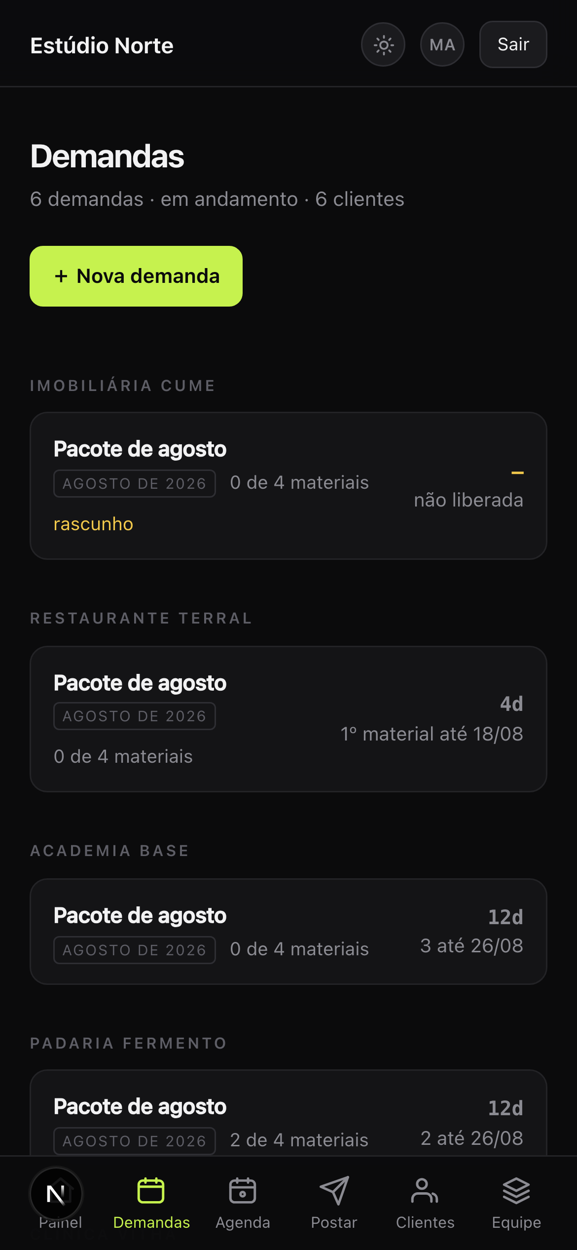 As demandas do mês agrupadas por cliente, com prazo e situação de cada uma