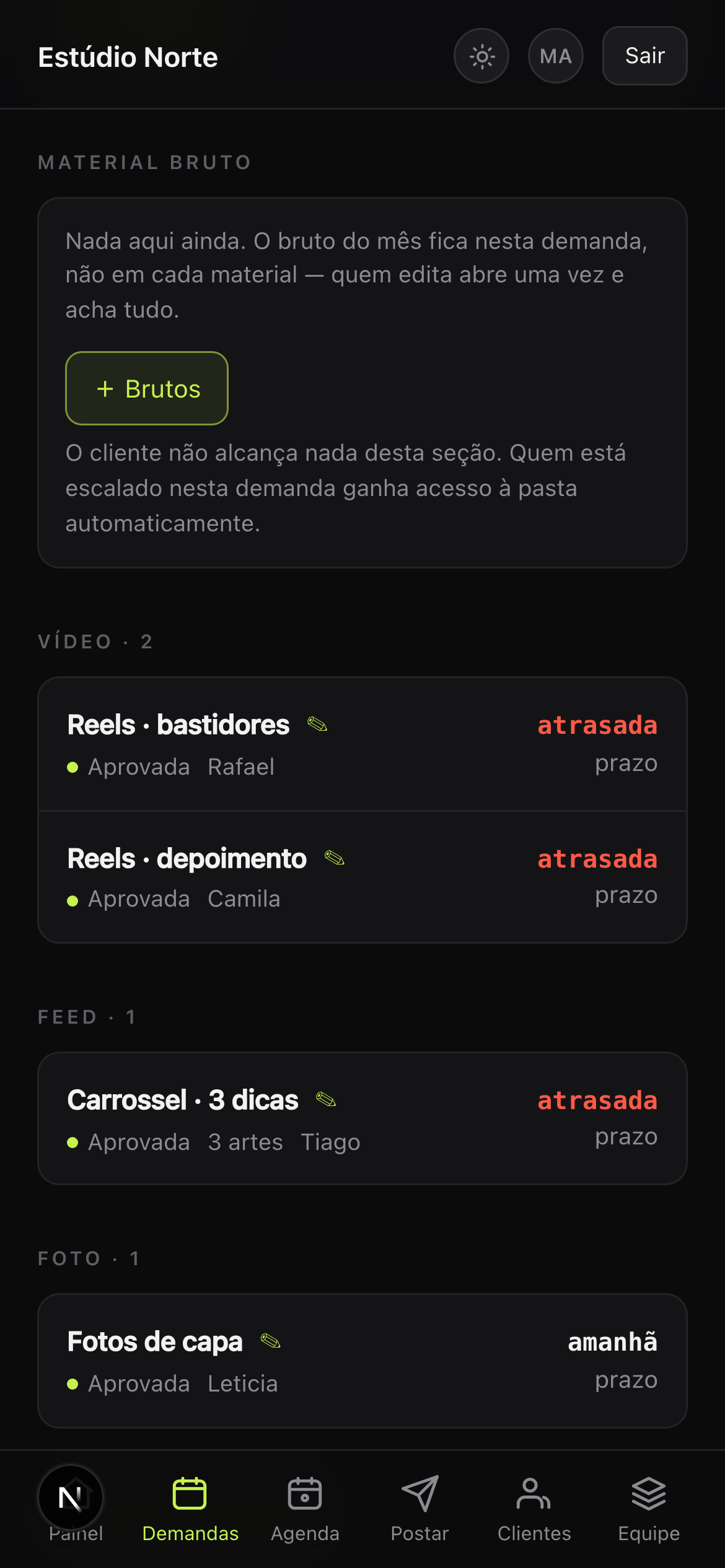 Os materiais dentro de uma demanda, cada um com prazo, situação e quem produz